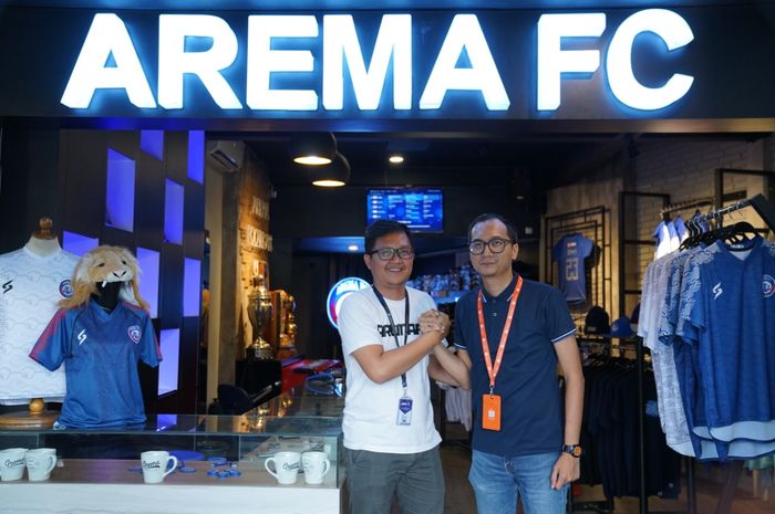 Store Manager Arema FC, Tjiptadi Purnomo dan Rezki Yanuar (kanan) selaku Country Brand Manager Shopee berada di toko resmi Arema FC yang ada di Jl. Mayjend. Panjaitan No.42, Penanggungan, Kec. Klojen, Kota Malang, Jawa Timur, 7 November 2019.