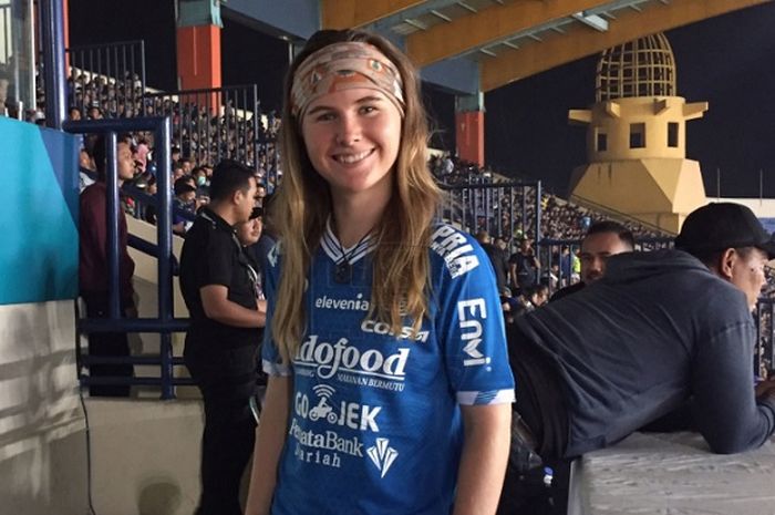 Elizabeth Sutherland, gadis Amerika Serikat yang terpesona ketika menyaksikan laga Persib Bandung Vs PSIS Semarang dalam lanjutan Liga 1 2019, Rabu (6/11/2019).