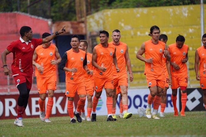 Skuad Persija Jakarta saat menggelar latihan resmi di Stadion Haji Agus Salim, Padang, Rabu (6/11/2019).