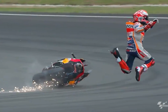 Marc Marquez terlempar dari motornya pada sesi Q2 MotoGP Malaysia 2019.