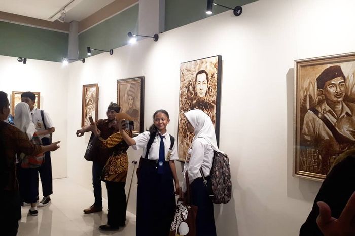 Pameran Yang Hanya Menampilkan Karya Berupa Lukisan Lukisan Disebut