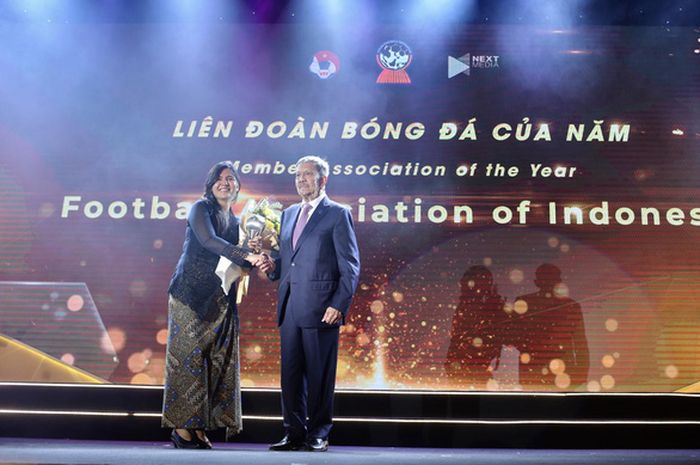 Sekretaris Jenderal PSSI, Ratu Tisha Destria (kiri), menerima hadiah sebagai Asosiasi Sepak Bola Terbaik di AFF Awards 2019 di Hanoi, Vietnam, Jumat (9/11/2019).