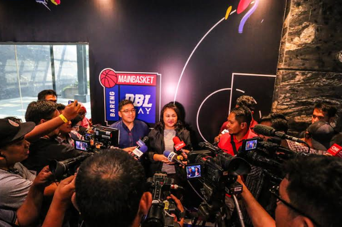 Hendra Yuniarto, GM Marketing PT Fast Food Indonesia Tbk (kiri) bersama Direktur DBL, Masany Audri pada konferensi pers Main Basket bareng KFC powered by DBL Play di Jakarta, Jumat (8/11/2019)