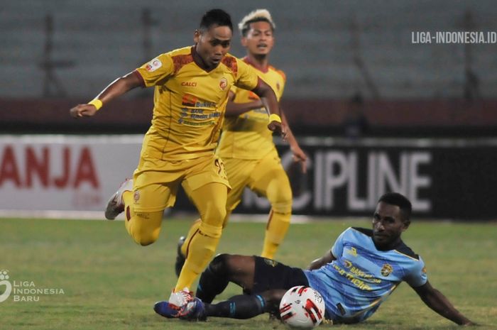 Pemain Sriwijaya FC, Ahmad Ihwan, melewati hadangan pemain bertahan Persewar Waropen pada babak delapan besar Liga 2 2019.