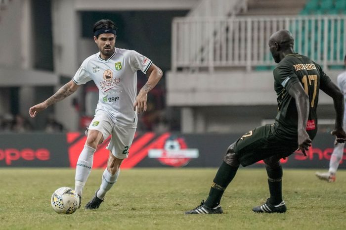 Gelandang Persebaya Surabaya, Aryn Williams, menggiring bola saat laga melawan Tira-Persikabo pada pekan ke-27 Liga 1 2019.