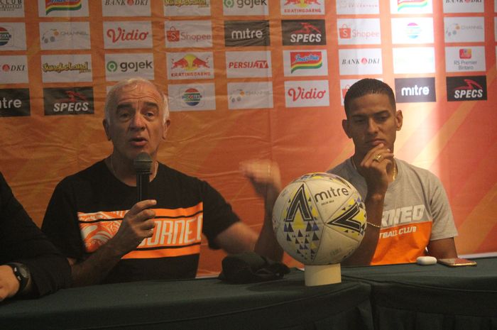 Pelatih Borneo FC, Mario Gomez bersama Renan Silva