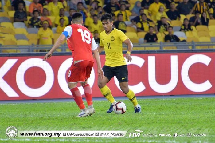 Penyerang timnas Malaysia, Safawi Rasid yang mencoba melewati bek sekaligus kapten timnas Tajikistan, Ahtam Nazarov pada laga uji coba di Stadion Nasional Bukit Jalil, Kuala Lumpur, 9 November 2019.  