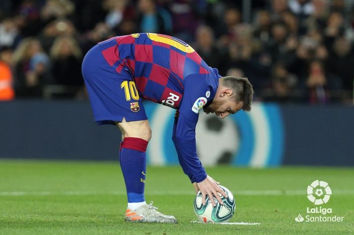 Lionel Messi saat akan mengambil tendangan penalti pada laga melawan Celta Vigo, di Camp Nou, pada laga pekan ke-13 Liga Spanyol, Sabtu (9/11/2019).