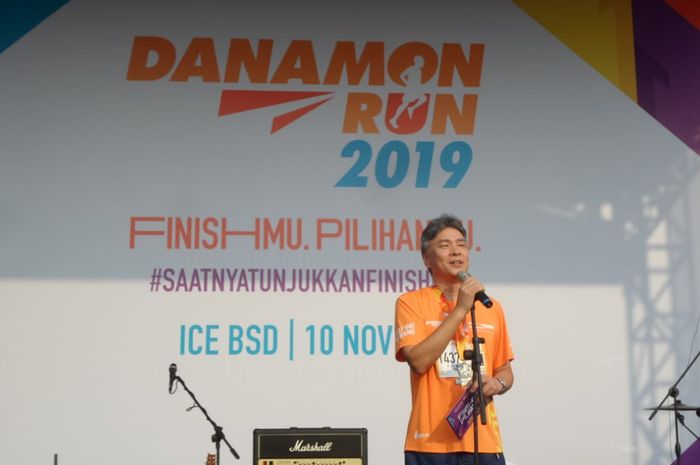 Direktur Utama Bank Danamon Tbk, Yasushi Itagaki, saat menyampaikan kata sambutan kepada para finisher Danamon Run 2019 di ICE BSD, Tangerang Selatan, Banten, Minggu (10/10/2019).