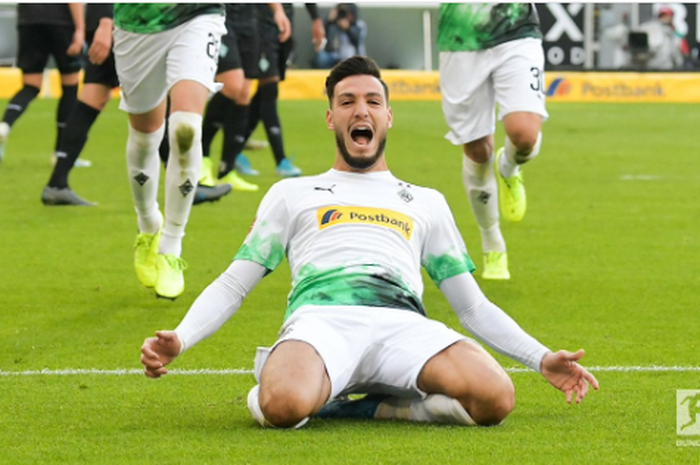 Bek Ramy Bensebaini merayakan gol pertama Borussia Moenchengladbach saat menang 3-1 atas Werder Bremen pada pekan ke-11 Bundesliga, Minggu (10/11/2019).
