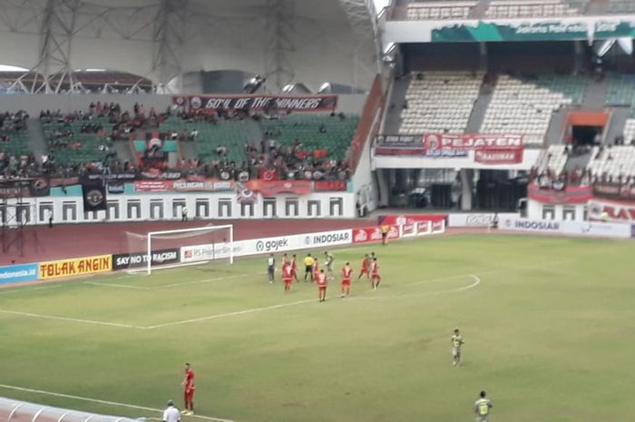 Dua Striker Borneo FC Bersitegang Ambil Tendangan Penalti ke Gawang Persija dalam laga Liga 1 di Stadion Wibawa Mukti, 11 November 2019.