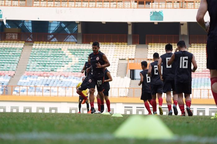 Bambang Pamungkas (depan kiri) bersama pemain Persija menjalani latihan jelang laga kontra Borneo FC di Stadion Wibawa Mukti, Kabupaten Bekasi, 10 November 2019.