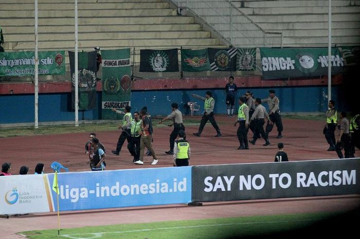 Polisi dan official Persewar mendatangi Suporter Sriwijaya FC yang rasis saat laga Babak 8 Besar Grup A Liga 2 berlangsung melawan Persewar Waropen yang berakhir dengan skor 1-0 di Stadion Gelora Delta Sidoarjo, Jawa Timur, Sabtu (09/11/2019) malam.