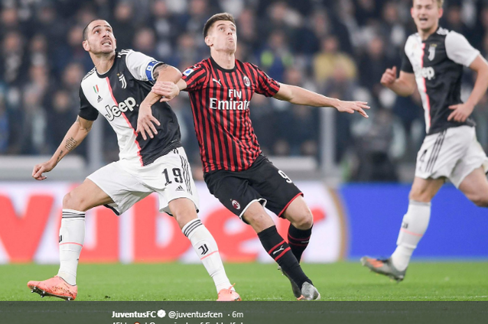 Striker Milan Krzystof Piatek (kanan) sedang beradu fisik dengan bek Juventus, Leonardo Bonucci di pertandingan Juventus melawan Milan, Senin (11/11/2019) WIB.