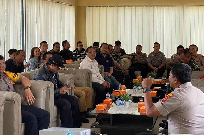 Kapolres Bandung, AKBP Indra Hermawan, memimpin rapat pengamanan laga Persib Bandung melawan Arema FC