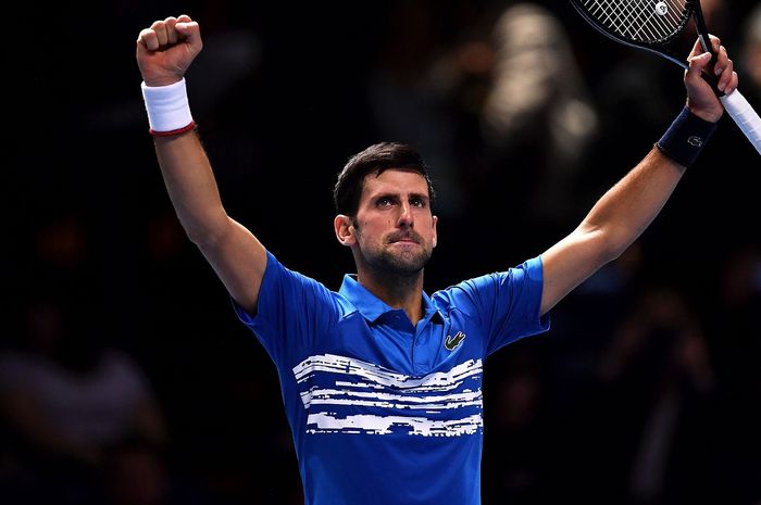 Petenis tunggal putra Serbia, Novak Djokovic, melakukan selebrasi seusai memenangi laga pertamanya pada ATP Finals 2019 kontra Matteo Berrettini dengan skor 6-2, 6-1.