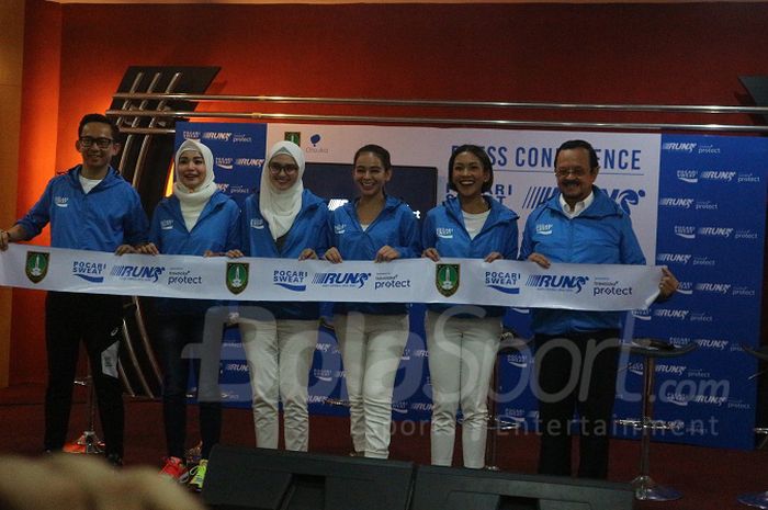 (dari ki-ka) Ricky Suhendar, Soraya Larasati, Zee-Xee Shahab, Sahila Hisyam, Melanie Putria, dan Achmad Purnomo berfoto bersama di Balaikota Surakarta dalam peluncuran Pocari Sweat Run Solo 2020, Senin (11/11/2019)