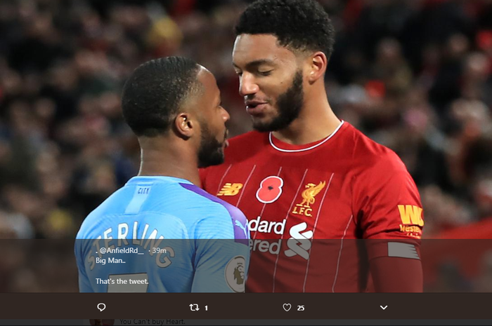 Raheem Sterling (kiri) beradu argumen dengan bek Liverpool, Joe Gomez (kanan).