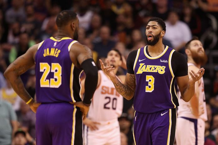 Pebasket bintang Los Angeles Lakers, Anthony Davis, berbincang dengan rekan setimnya, LeBron James, pada laga kontra Phoenix Suns.