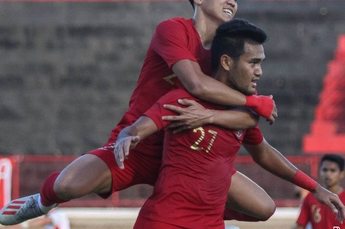 Selebrasi pemain timnas U-22 Indonesia, Muhammad Rafli (nomor 27), usai mencetak gol ke gawang Iran dalam laga uji coba di Stadion Kapten I Wayan Dipta, Bali, Rabu (13/11/2019).