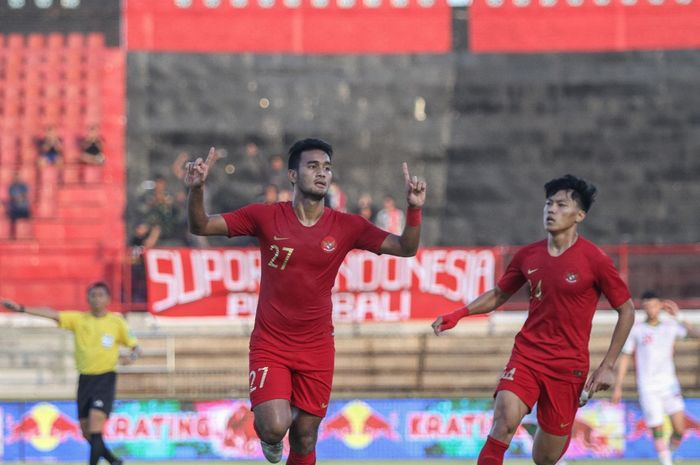 Striker timnas U-22 Indonesia, Muhammad Rafli (kiri) merayakan golnya ke gawang timnas U-23 Iran, di Stadion Kapten I Wayan Dipta, Gianyar, Rabu (13/11/2019).