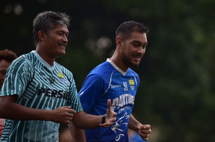 Gelandang Persib Bandung, Omid Nazari, saat mengikuti latihan jelang lawan Arema FC pada laga tunda pekan ke-21 Liga 1 2019