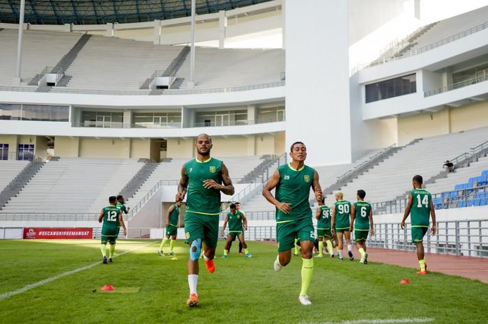 Para pemain Persebaya Surabaya menjalani latihan jelang laga kontra PSM Makassar dalam lanjutan Liga 1 2019 di Stadion Batakan, Balikpapan.