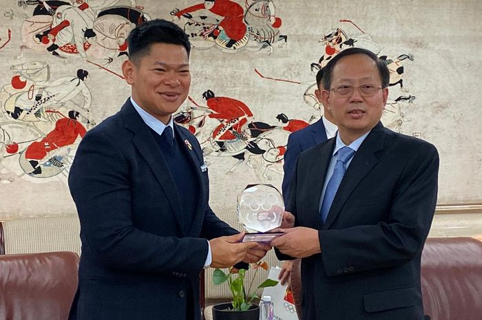 Ketua KOI Raja Sapta Oktohari (kiri) dengan Presiden NOC China, Gou Zhongwen dalam pertemuan  Indonesia untuk menjadi tuan rumah Olimpiade 2032 di Beijing, China, Kamis (14/11/2019).