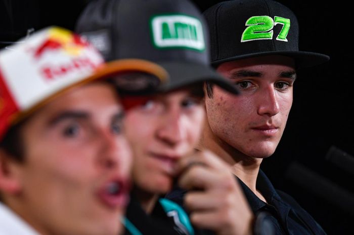 Iker Lecuona (kanan) bersama Fabio Quartararo dan Marc Marquez dalam konferensi pers menjelang seri balap MotoGP Australia di Sirkuit Phillip Island, 24 Oktober 2019.