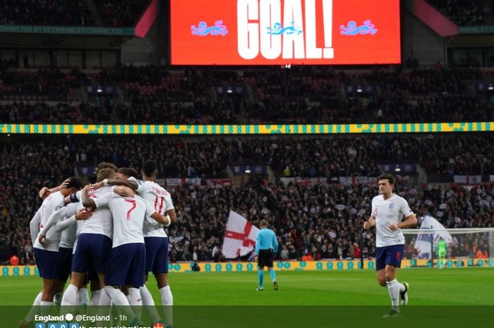 Para pemain timnas Inggris merayakan gol kedua yang dilesakkan oleh kapten tim, Harry Kane, dalam pertandingan melawan  Montenegro pda Kualifikasi Euro 2020 di Stadion Wembley, Kamis (14/11/2019) atau Jumat dini hari WIB.