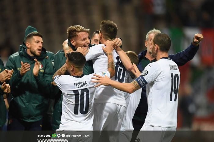 Para pemain inti dan pemain cadangan timnas Italia merayakan gol yang dicetak oleh Francesco Acerbi ke gawang Bosnia-Herzegovina pada pertandingan ke-9 Grup J Kualifikasi Euro 2020, Jumat (15/11/2019).