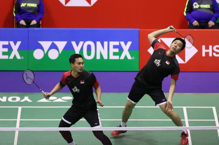 Pasangan ganda putra Indonesia, Mohammad Ahsan/Hendra Setiawan pada babak semifinal Hong Kong Open 2019, Sabtu (16/11/2019)