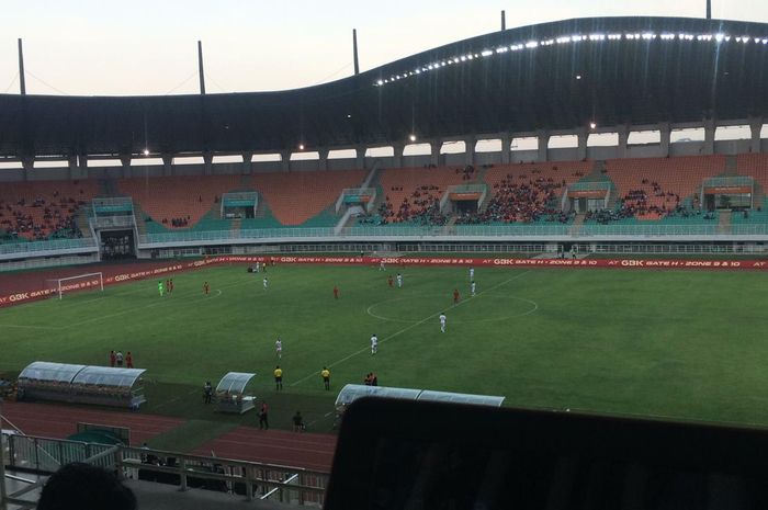 Suasana pertandingan uji coba antara timnas U-22 Indonesia kontra Iran di Stadion Pakansari, Kabupaten Bogor pada Sabtu (16/11/2019).