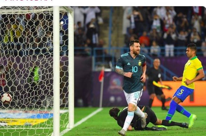 Megabintang timnas Argentina, Lionel Messi, merayakan gol yang dicetak ke gawang timnas Brasil dalam laga persahabatan di di Stadion King Saud University, Jumat (15/11/2019).