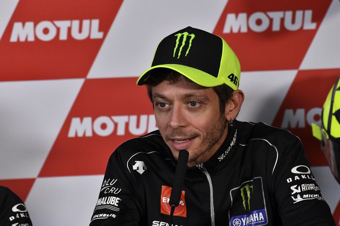 Pembalap Monster Energy Yamaha, Valentino Rossi, berbicara pada konferensi pers jelang MotoGP Valencia, Kamis (14/11/2019).