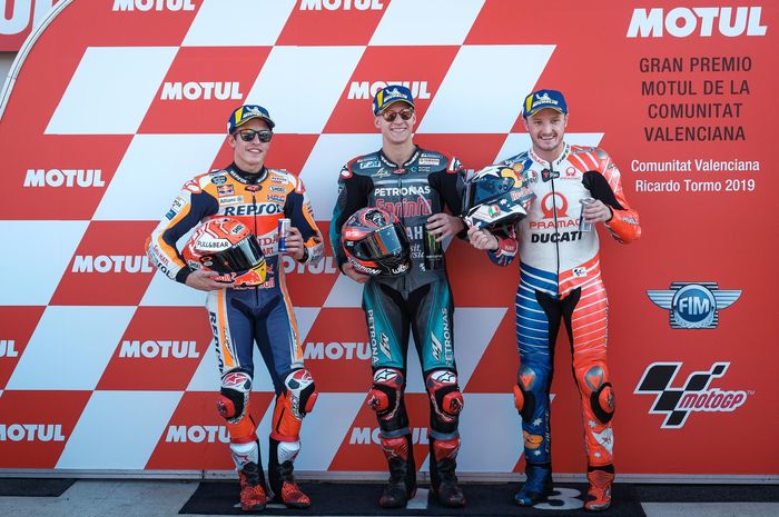 Dari kiri ke kanan, Marc Marquez (Repsol Honda), Fabio Quartararo (Petronas Yamaha SRT), Jack Miller (Pramac Racing) setelah menjalani sesi kualifikasi MotoGP Valencia di Sirkuit Ricardo Tormo, Sabtu (16/11/2019).