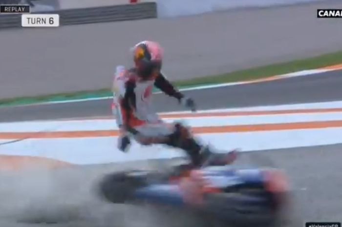 Pembalap asal Prancis, Johann Zarco, ditabrak motor Iker Lecuona di ajang MotoGP Valencia 2019, MInggu (17/11/2019).