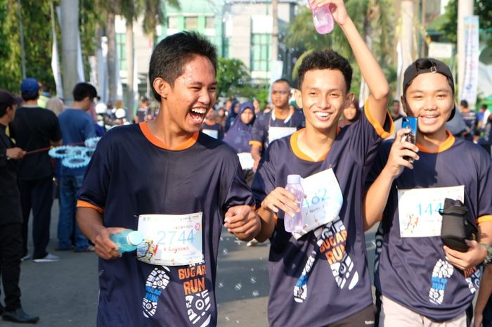 Keceriaan peserta Bugar Run yang diselenggarakan di Kota Tangerang, Minggu (17/11/2019).