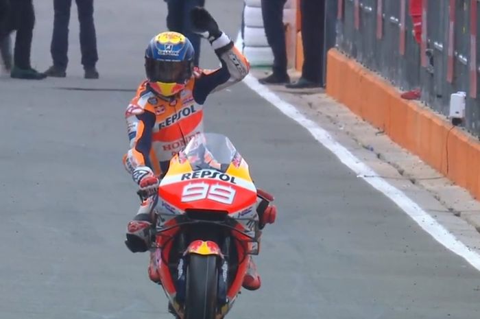 Pembalap Repsol Honda, Jorge Lorenzo, keluar dari pitlane menuju starting grid kali terakhir sepanjang kariernya di MotoGP Valencia 2019, Minggu (17/11/2019).