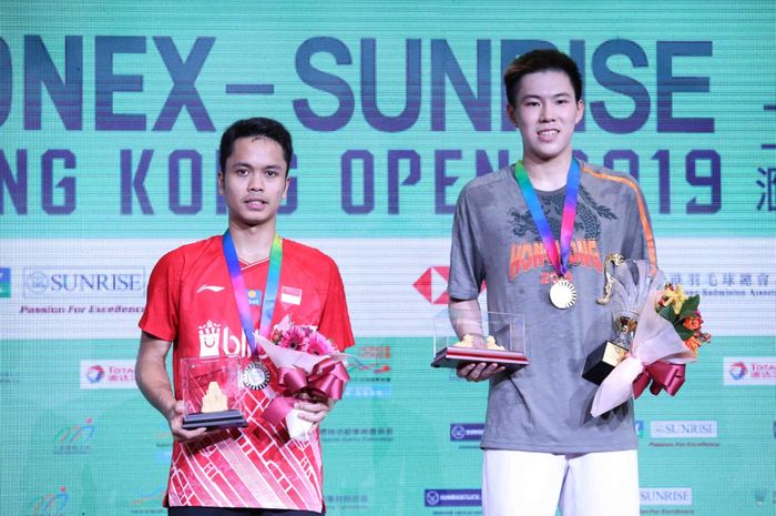 Anthony Sinisuka Ginting dari Indonesia (kiri), dan Lee Cheuk Yiu  dari Hong Kong (kanan) berpose di podium setelah final Hong Kong Open 2019 di Hong Kong Coliseum, Minggu (17/11/2019).