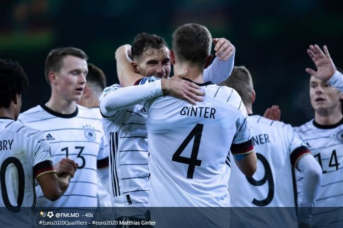 Matthias Ginter mendapat sambutan dari Leon Goretzka usai mencetak gol ke gawang Belarusia pada pertandingan Grup C Kualifikasi Euro 2020, Sabtu (16/11/2019).