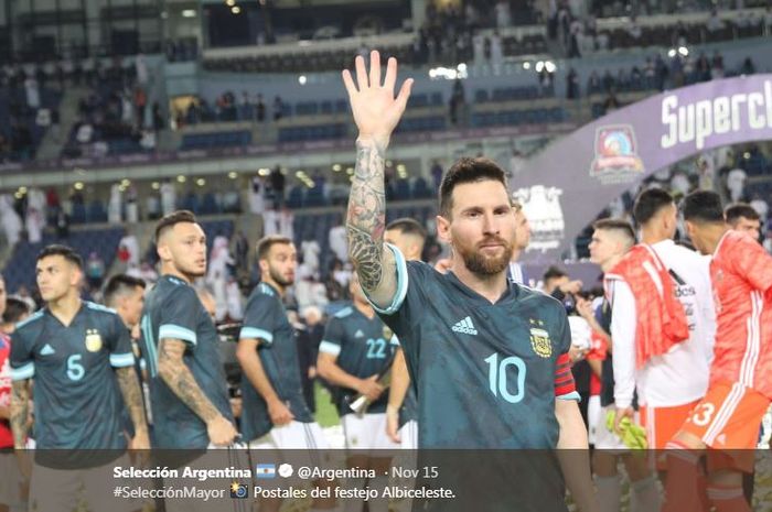 Megabintang timnas Argentina, Lionel Messi, merayakan kemenangan atas timnas Brasil dalam laga persahabatan di Stadion King Saud University, Jumat (15/11/2019).