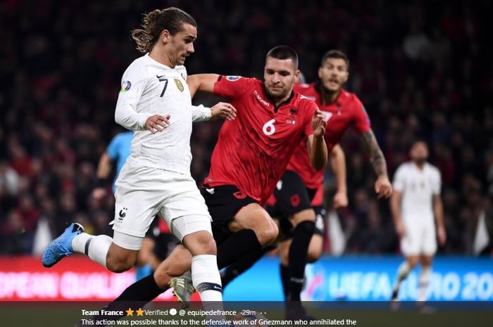 Penyerang timnas Prancis, Antoine Griezmann, coba ditempel ketat oleh pemain timnas Albania, Berat Djimsiti, dalam pertandingan terakhir Grup H Kualifikasi Euro 2020, Minggu (17/11/2019).