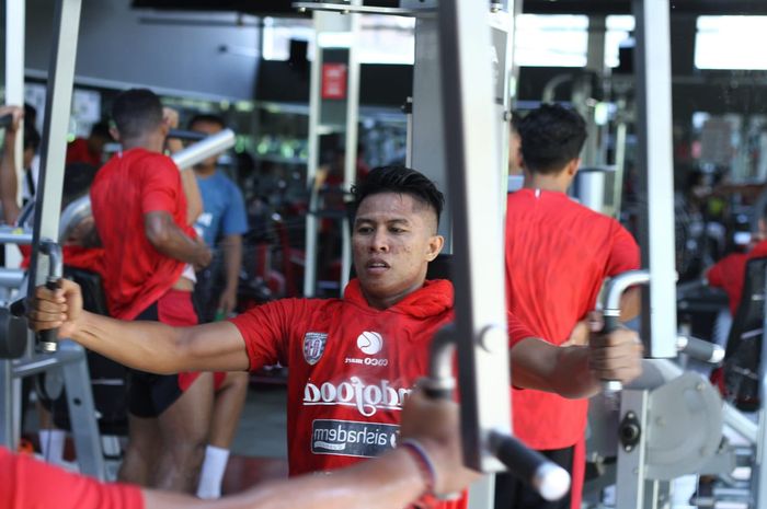 Bek Bali United, Agus Nova Wiantara, saat mengikuti latihan rutin Serdadu Tridatu di Rai Fitnes, Bali, 18 November 2019.