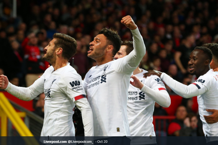 Adam Lallana (Kiri) sedang merayakan golnya ke gawang Manchester United bersama Alex Oxlade-Chamberlain (Tengah)