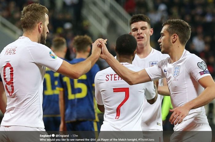 Harry Kane mendapatkan sambutan dari rekan-rekannya usai mencetak gol ke gawang Kosovo pada pertandingan terakhir Kualifikasi Euro 2020, Minggu (17/11/2019).
