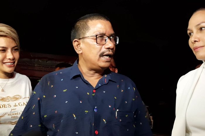 Nikita Mirzani, Fachmi Bachmi, dan Fitri Salhuteru saat ditemui Grid.ID di kawasan Polres Metro Jakarta Selatan, Senin (18/11/2019).