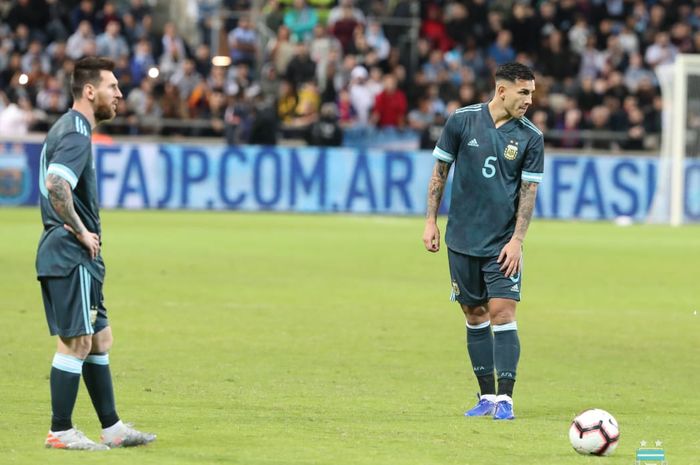 Lionel Messi tengah mengambil ancang-ancang melakukan tendangan bebas pada laga persahabatan Argentina vs Uruguay di Tel Aviv, 18 November 2019.