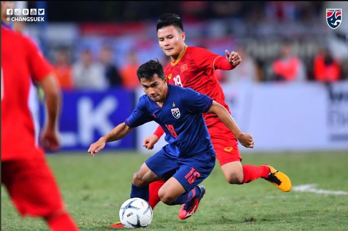 Timnas Vietnam bermain imbang dengan Thailand pada laga kualifikasi Piala Dunia 2022 di Hanoi, 19 November 2019.