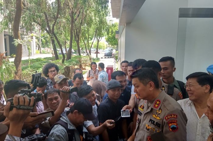 Kapolda Jateng Irjen Pol Rycko Amelza Dahniel berjabat tangan dengan Liliyana Natsir setelah bertanding di sela-sela gelaran Audisi Umum Beasiswa Bulu Tangkis di GOR PB Djarum, Kudus, 19 November 2019.